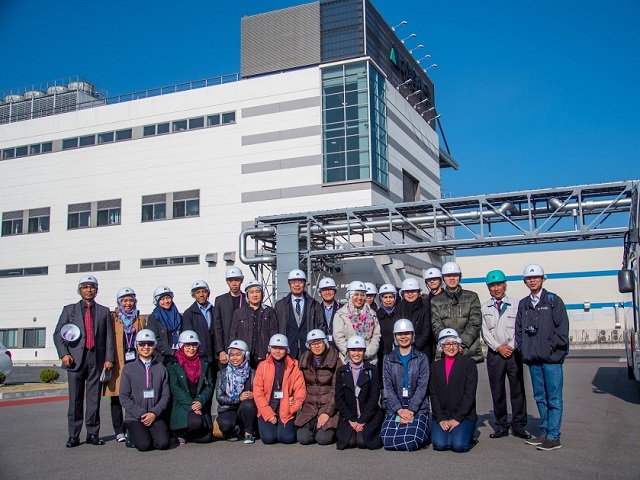 Dr Ihsan and Dr Shirley (with IWMS students) visit Matsutani Factory