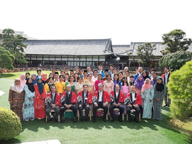 food tour group picture at Meiji-Kinenkan, Tokyo, Japan on the final day